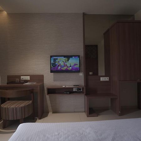 Hotel Mathoshree Thane Bagian luar foto