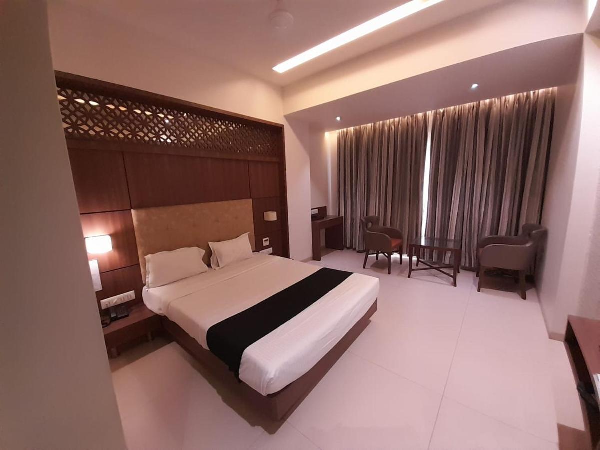 Hotel Mathoshree Thane Bagian luar foto
