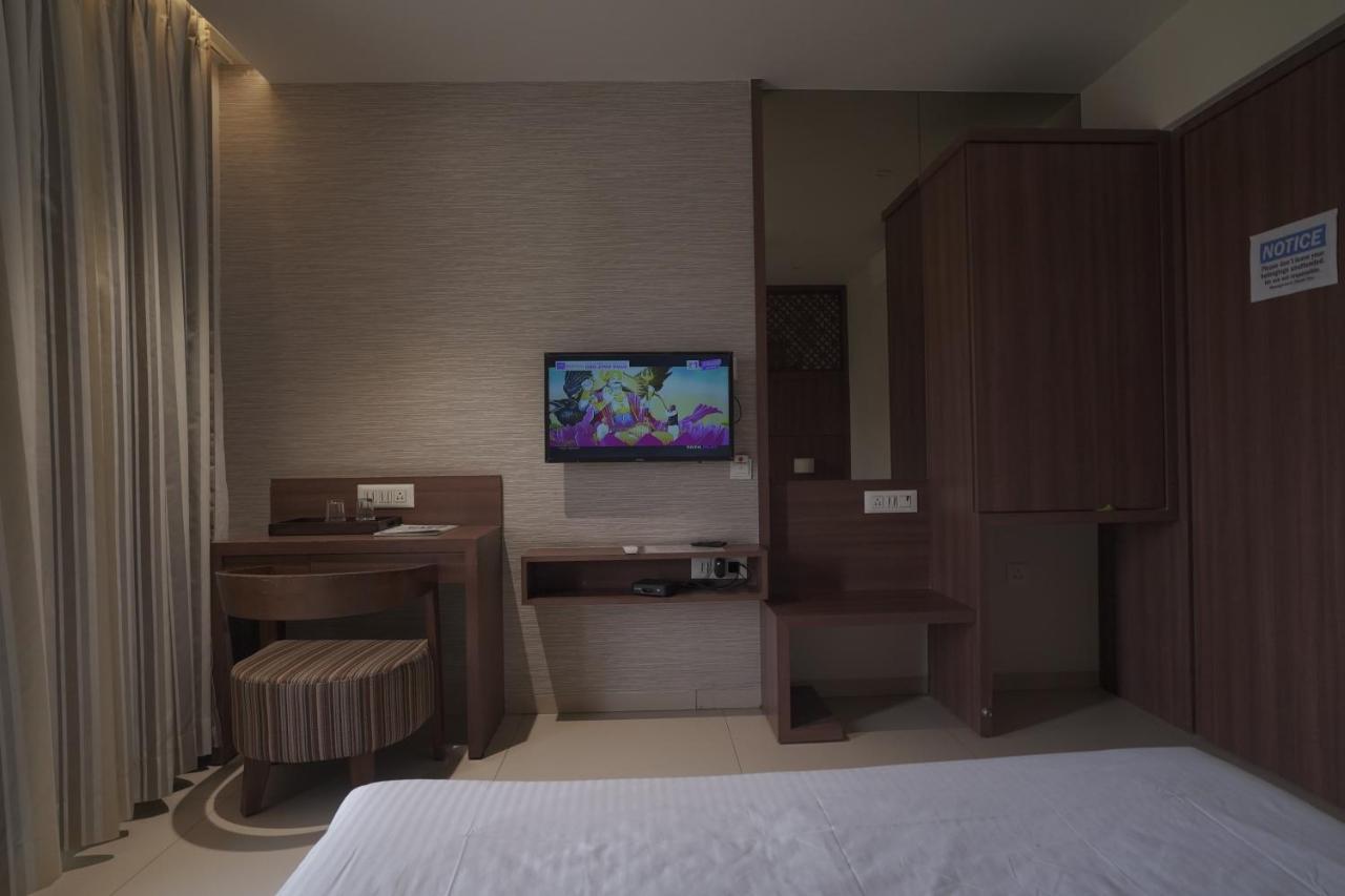 Hotel Mathoshree Thane Bagian luar foto