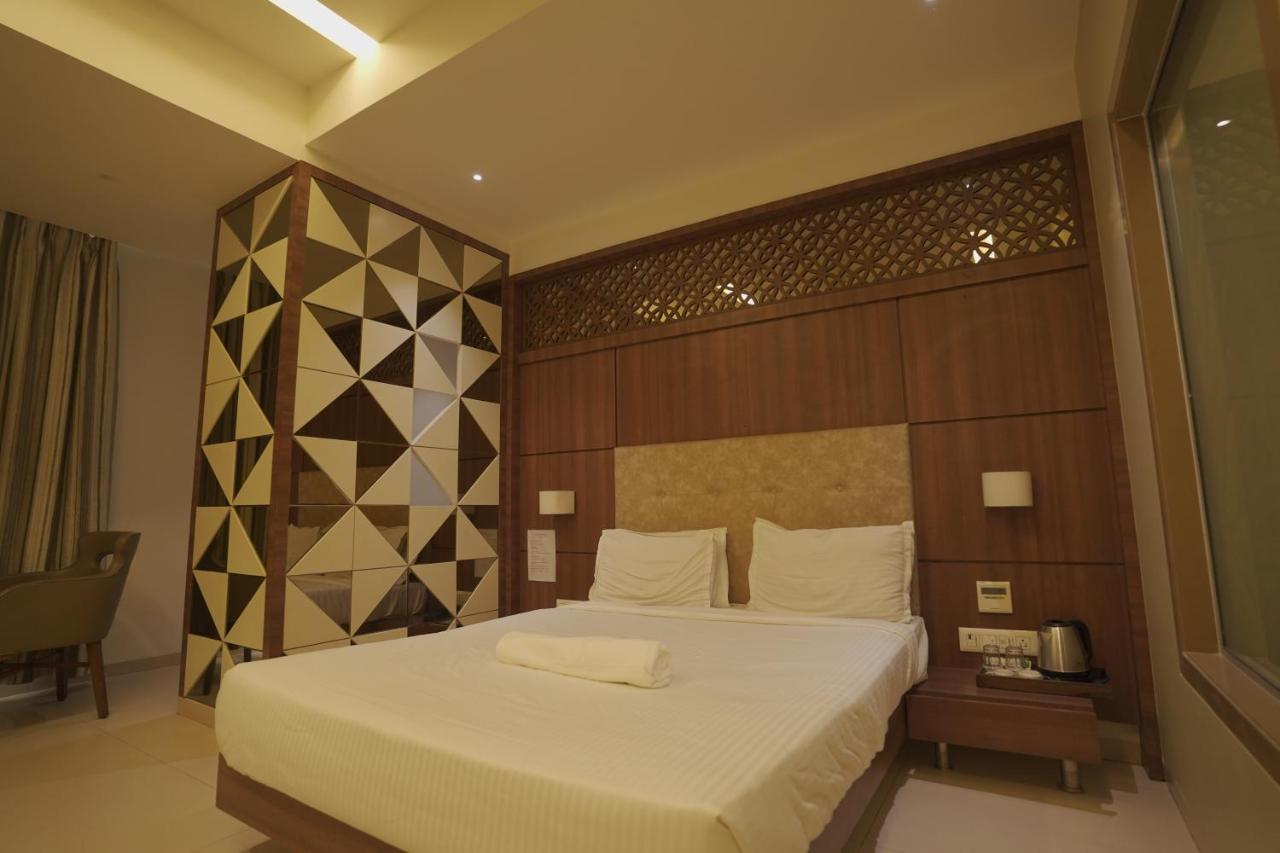 Hotel Mathoshree Thane Bagian luar foto