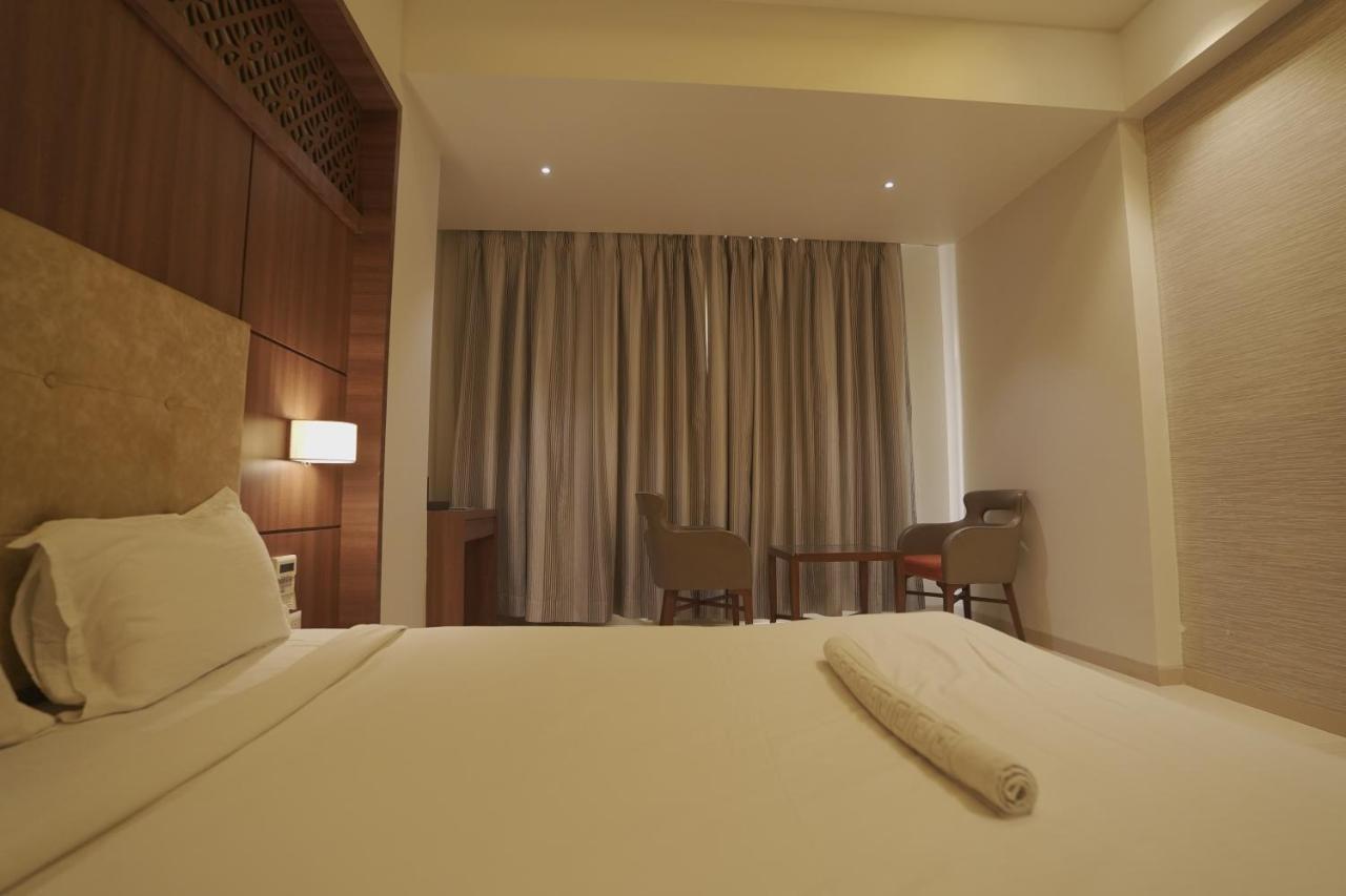 Hotel Mathoshree Thane Bagian luar foto