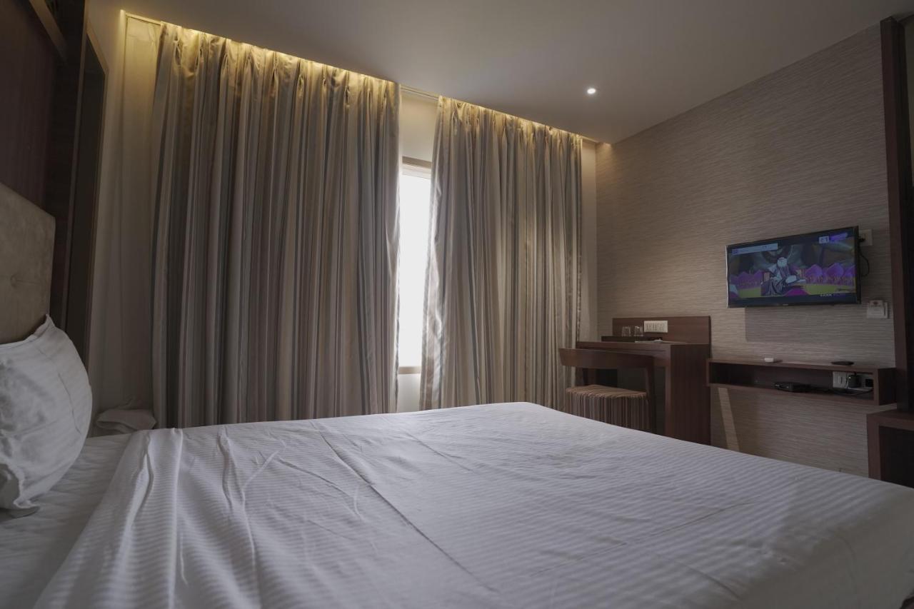 Hotel Mathoshree Thane Bagian luar foto