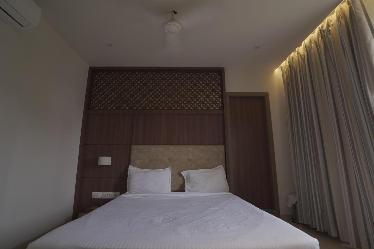 Hotel Mathoshree Thane Bagian luar foto