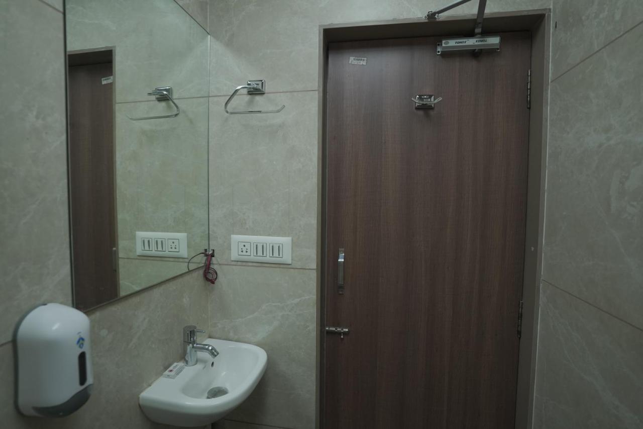 Hotel Mathoshree Thane Bagian luar foto